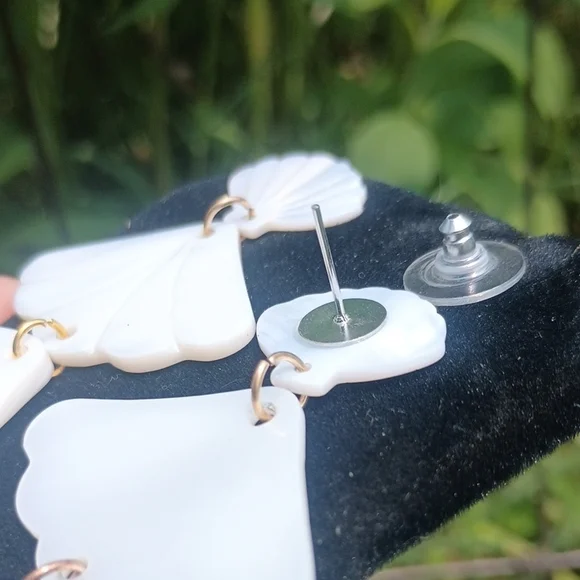 VTG Mother Of Pearl Shell Earrings - Picture 6 of 7